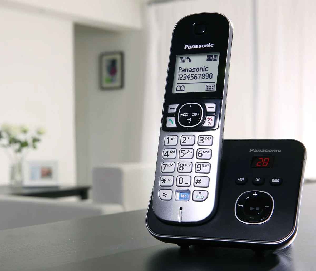 Panasonic KX-TG 6825 Cordless Phone, Five Handsets with Answer Machine - Image 6