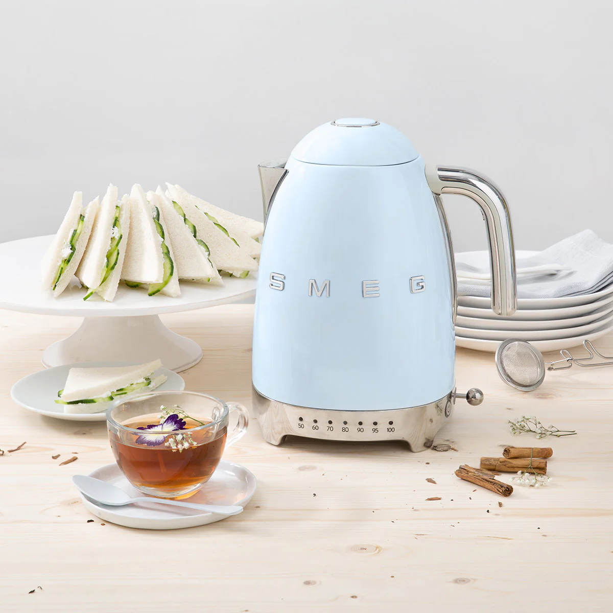 Smeg KLF04PBUK Retro Style 1.7L Jug Kettle in Pastel Blue - Image 4
